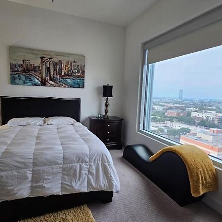 Luxury Highrise In Midtown - Skyline Views And Chic Decor Apartment Houston Exterior photo
