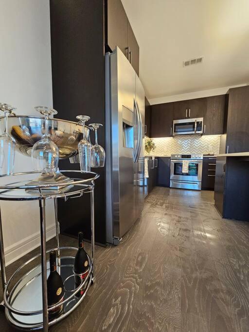 Luxury Highrise In Midtown - Skyline Views And Chic Decor Apartment Houston Exterior photo