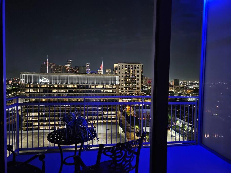 Luxury Highrise In Midtown - Skyline Views And Chic Decor Apartment Houston Exterior photo