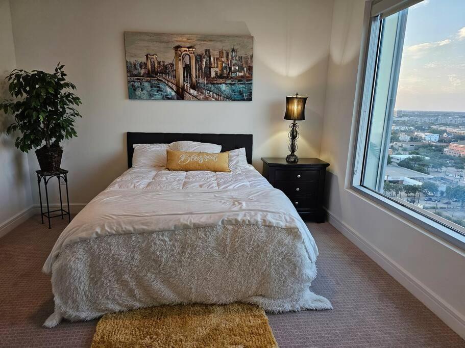 Luxury Highrise In Midtown - Skyline Views And Chic Decor Apartment Houston Exterior photo