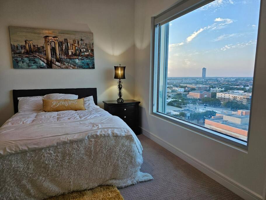 Luxury Highrise In Midtown - Skyline Views And Chic Decor Apartment Houston Exterior photo