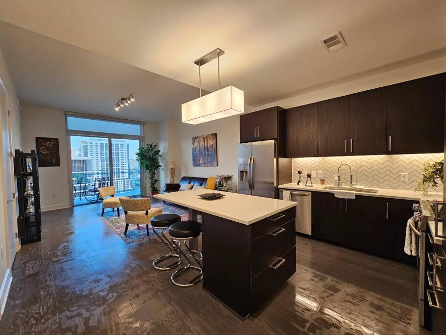 Luxury Highrise In Midtown - Skyline Views And Chic Decor Apartment Houston Exterior photo