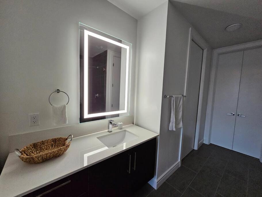 Luxury Highrise In Midtown - Skyline Views And Chic Decor Apartment Houston Exterior photo