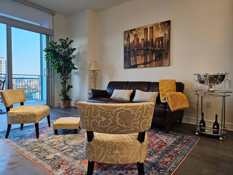 Luxury Highrise In Midtown - Skyline Views And Chic Decor Apartment Houston Exterior photo