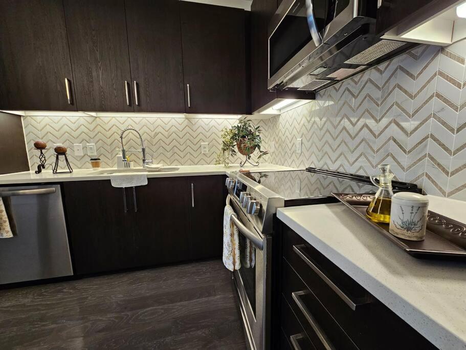 Luxury Highrise In Midtown - Skyline Views And Chic Decor Apartment Houston Exterior photo