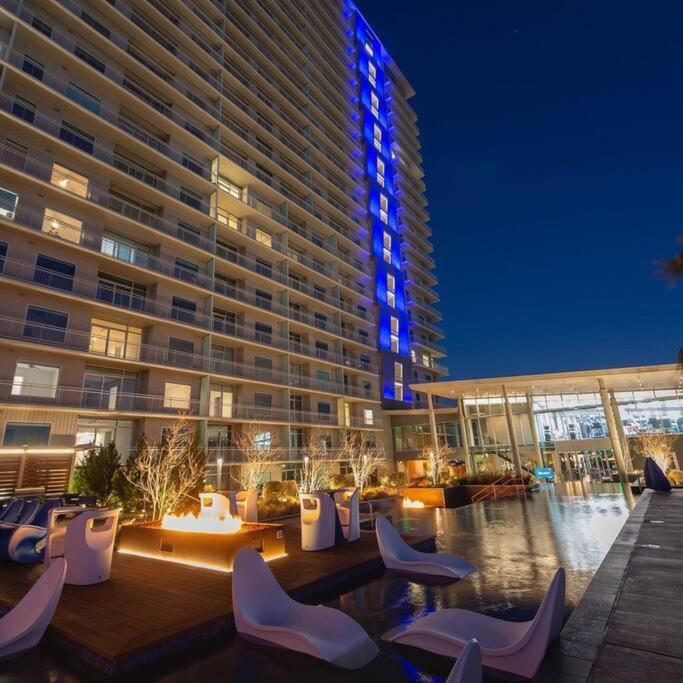 Luxury Highrise In Midtown - Skyline Views And Chic Decor Apartment Houston Exterior photo
