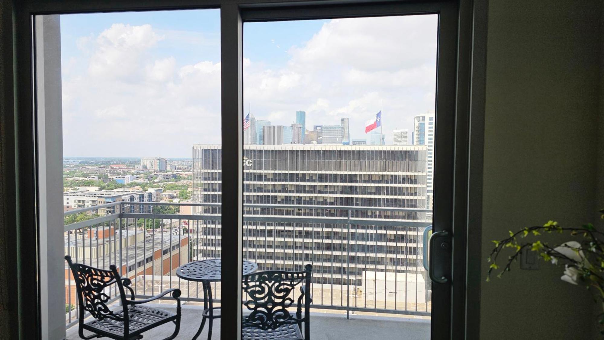 Luxury Highrise In Midtown - Skyline Views And Chic Decor Apartment Houston Exterior photo